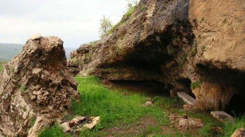 ئەشكەوتە دێرینی بێستوون بێ بنە !